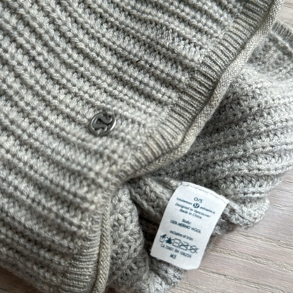 Lululemon Merino wool hat worn once or twice grey and cream - Picture 3 of 3